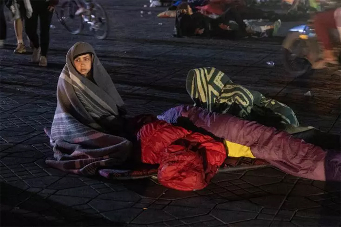 Des habitants de Marrakech passent la nuit dehors après le violent séisme, le 9 septembre 2023..jpg