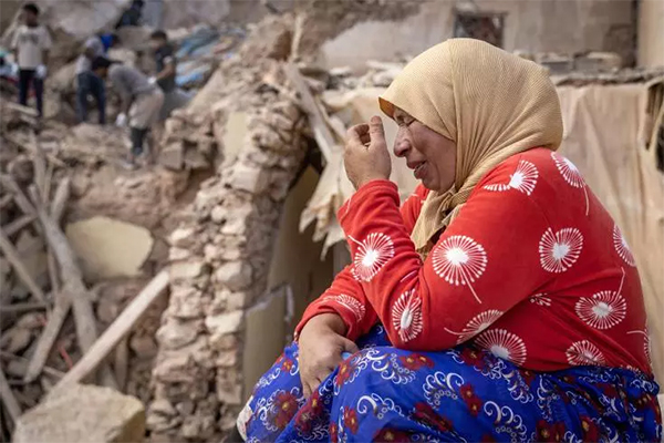 Une habitante du village d'Imi N'Tala, dans le centre du Maroc, pleure au milieu des bâtiments détruits par le séisme, le 10 septembre 2023..jpg