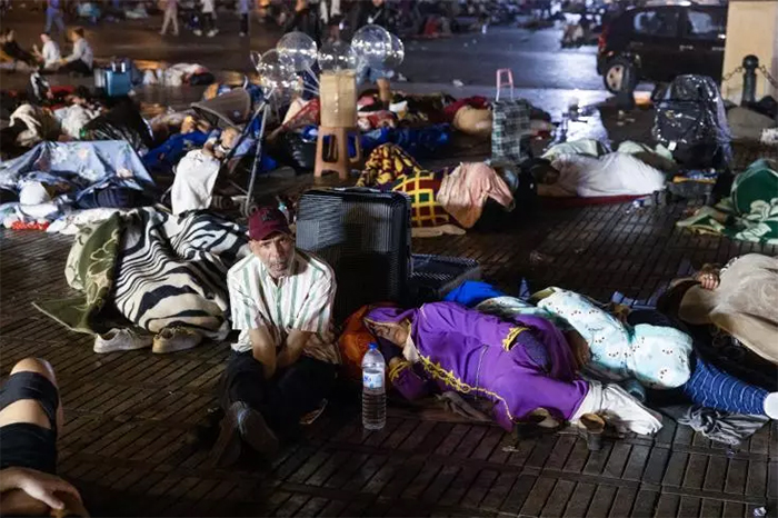Des habitants de Marrakech passent la nuit dehors après un violent séisme, le 9 septembre 2023..jpg