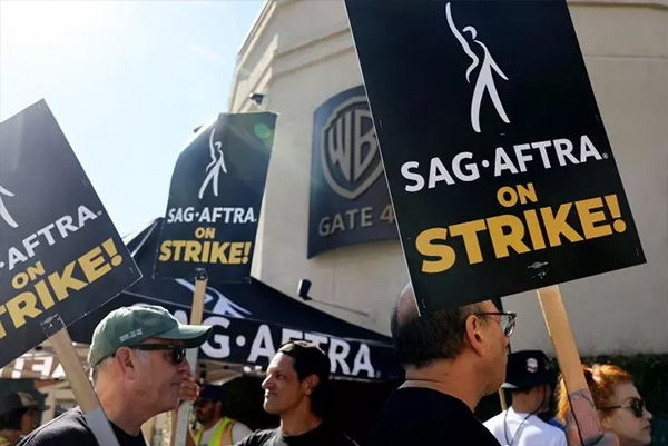 Des membres du syndicat SAG-AFTRA.jpg