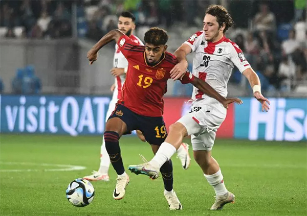 L'Espagnol Lamine Yamal et le milieu de terrain géorgien Luka Gagnidze lors du match des éliminatoires de l'UEFA Euro 2024 entre la Géorgie et l'Espagne, à Tbilissi, le 8 septembre 2023.jpg