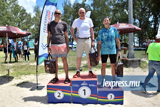 Le podium des 60 ans et plus sur le format long, avec Peter Scott (1ᵉʳ) qui confirme sa grande forme sur ce nouveau parcours de Mont-Choisy. ? Stéphane Benoît.jpeg