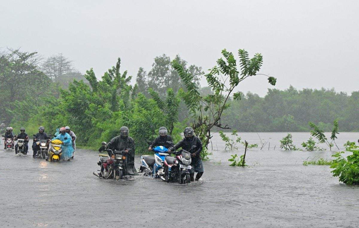 1444x920_motorists-wade-through-a-flooded-street-in-biyagama-on-the-outskirts-of-colombo-on-november-28-2025-sri-lankan-authorities-deployed-the-military-for-relief-and-rescue-operations-on-november-28-as-t.jpeg