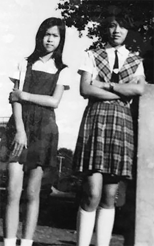 Chantal (à dr.) et sa jeune soeur Jackie..jpg