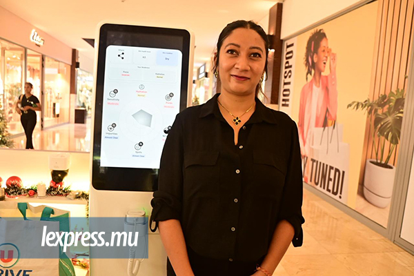 Varsha, fondatrice de SkinUp, et sa «Skin machine», qui promet de plaire à plus d’un. © Aurélio Prudence  22.jpg