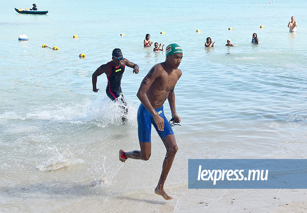 Les relayeurs Loïc Larue (à dr.) et Kyllian Augustine à la lutte lors de leur sortie de l’eau..jpeg