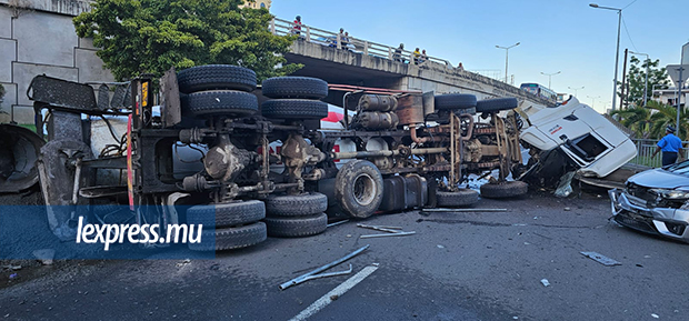 Accident au rond-point du Caudan (1).jpg