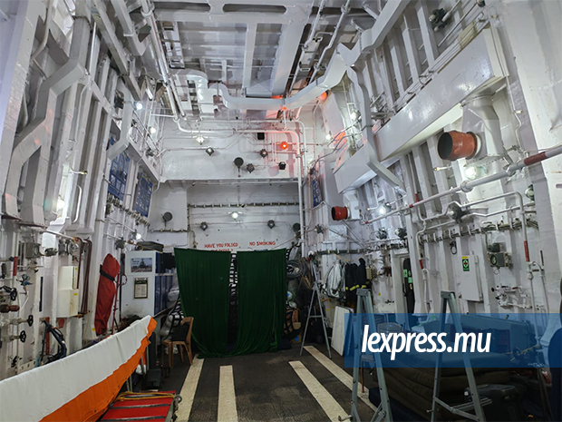 La plateforme d’hélicoptère à bord du «INS Trikand», utilisée pour les opérations aériennes et les missions de surveillance maritime en mer..jpg