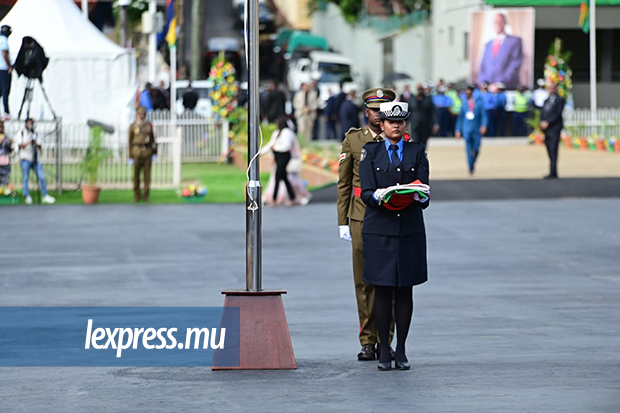 ■ L’instant solennel du lever du drapeau national est revenu à la «Woman Police Constable» Hemvati Bussooa-Dawooky et au «Lance Corporal» Gopesh Bhawaneedin..jpeg