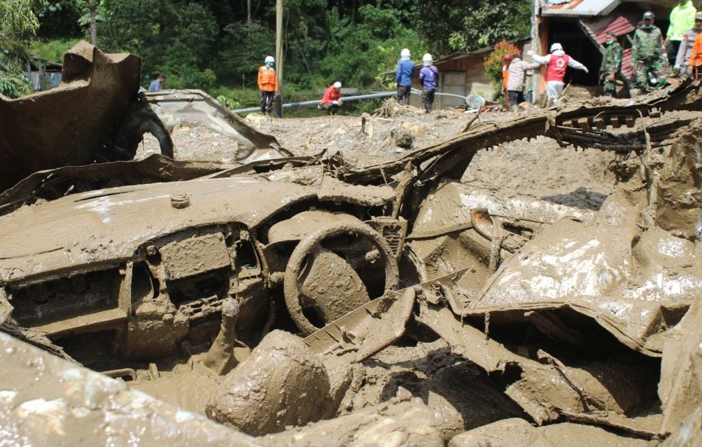 1444x920_west-sumatra-indonesia-november-29-indonesia-s-rescuers-search-for-missing-people-after-flash-flood-in-padang-panjang-west-sumatera-province-indonesia-on-november-29-2025-at-least-61-people-have-be.jpeg
