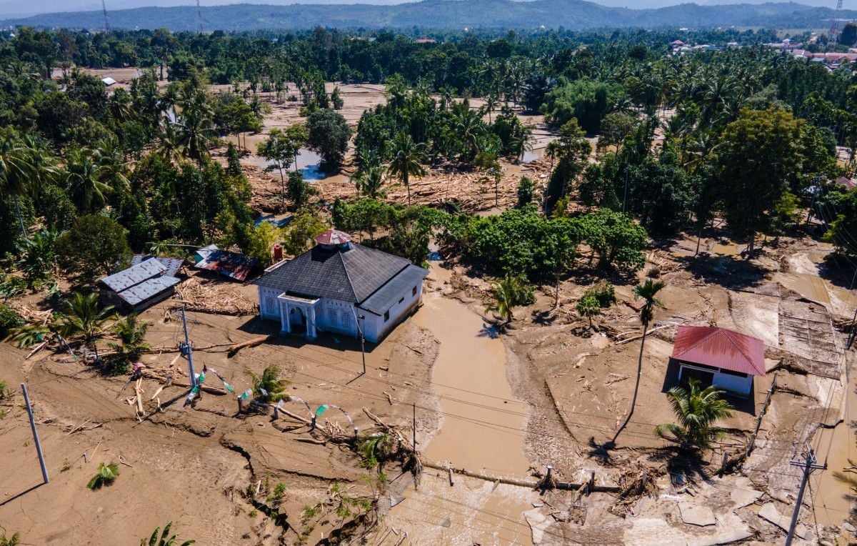 1444x920_this-aerial-picture-shows-a-mosque-standing-amid-mud-in-a-flood-affected-area-amid-flash-floods-in-meureudu-pidie-jaya-district-indonesia-s-aceh-province-on-november-30-2025-the-death-toll-from-flo.jpeg