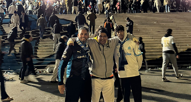 Yousouf Delawarally (au c.) au stade Velodrome..jpg