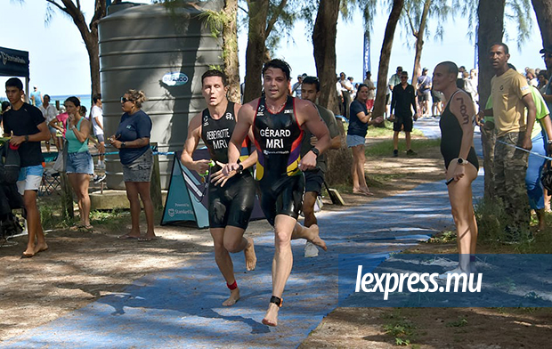 Passage obligé sur le tapis avant d’entrer dans la zone de transition pour Rémy Gérard (à dr.) et Théo Rebeyrotte, les deux hommes forts du 2000 m – 10 km solo..jpeg