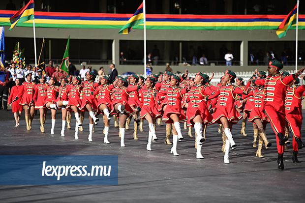 ■ Les majors et majorettes du Queen Elizabeth College n’ont pas manqué ce moment charnière du calendrier annuel..jpeg