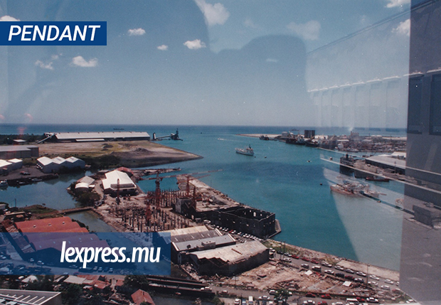 Vue aérienne de Port-Louis montrant le début des travaux de construction du Caudan Waterfront..jpg