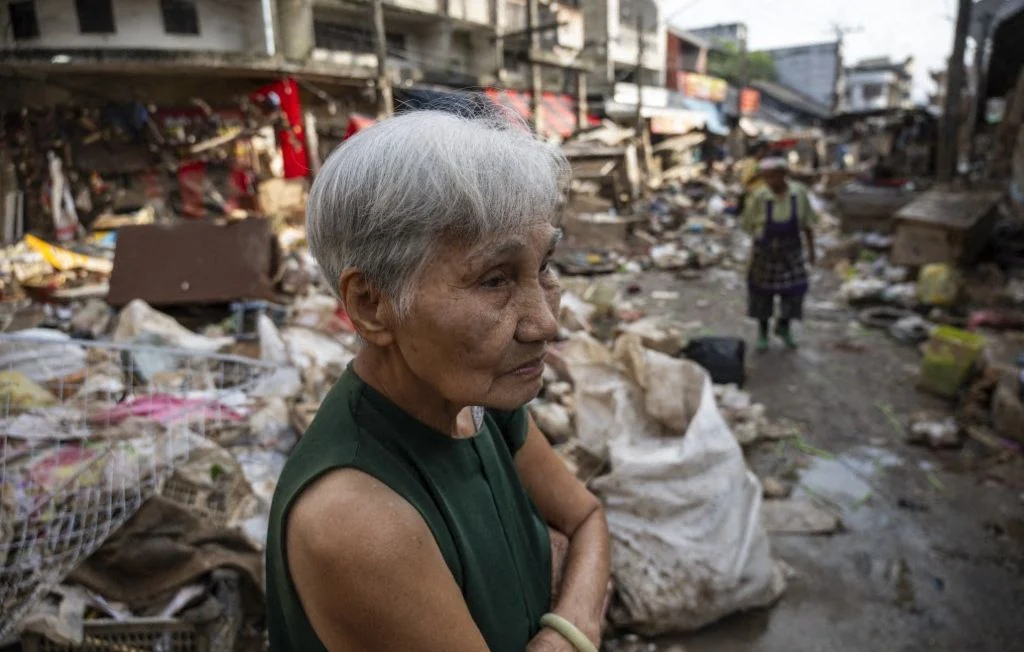 1444x920_hat-yai-thailand-november-29-residents-react-to-the-damage-of-the-flood-at-the-commercial-district-in-downtown-hat-yai-on-november-29-2025-in-hat-yai-thailand-although-the-official-number-is-still-.webp