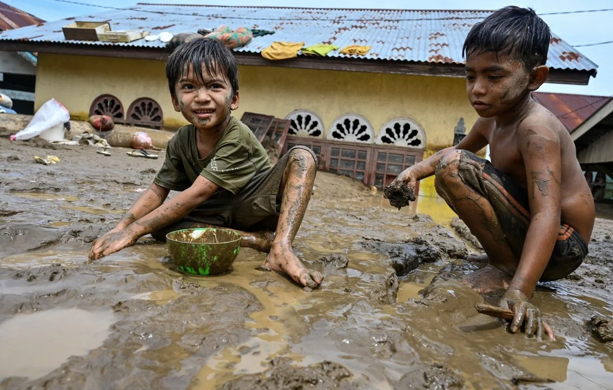 1444x920_children-play-in-mud-near-the-damaged-houses-after-the-flash-floods-in-meureudu-pidie-jaya-district-of-indonesia-s-aceh-province-on-november-28-2025-days-of-devastating-flooding-across-southeast-as.webp