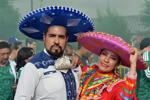 Des supporters mexicains aux abords du stade Azteca avant le match d'ouverture de la Coupe du monde, le 11 juin