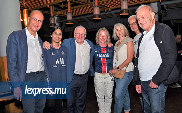 L’ambassadeur de France Frédéric Bontems (à g.), son assistante Sabrina Sanders (au c.) et leurs amis fiers de l’hégémonie parisienne en Ligue des champions.