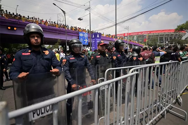 Des policiers mexicains déployés, aux abords du stade Azteca, le 11 juin 2026