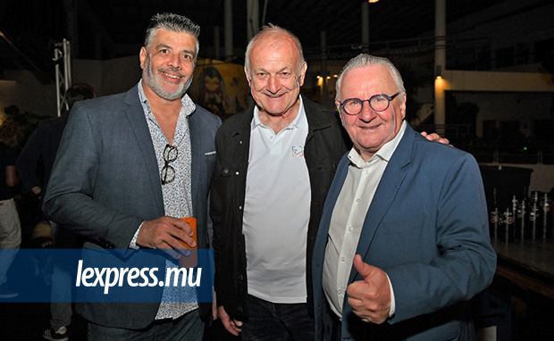 Arnaud Vacher, chef d’escale d’Air Austral (à g.), ici avec Pierre Rioux et un ami, très déçu par Arsenal.
