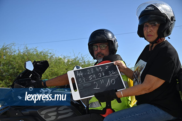 ■ L’ardoisière Josette Nguyen renseignait régulièrement la caravane sur les écarts entre l’échappée et le peloton.