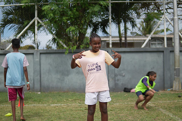Les filles sont encouragées à venir participer. Le football est «unisexe» !