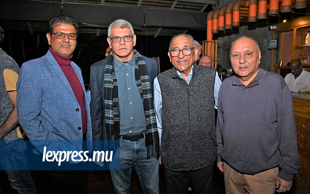 Sameer Maudarbocus (président du fan club MMUSC), Afsar Ebrahim (Managing Director de Kick Advisory Services), Omar Ramtoola (CEO d’Emirates Airline) et son frère Abdullah, étaient dans le ‘camps anglais’.