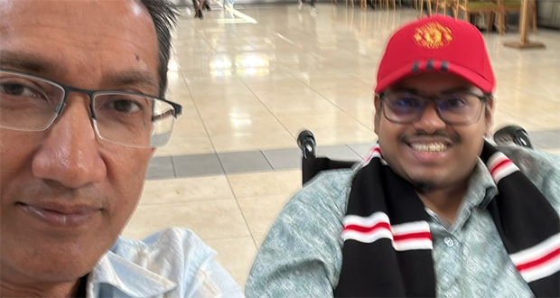Pendant son séjour, Swallay s'est fait un devoir d'aller rencontrer les die hard fans des Red Devils, comme Yasseen Edoo...