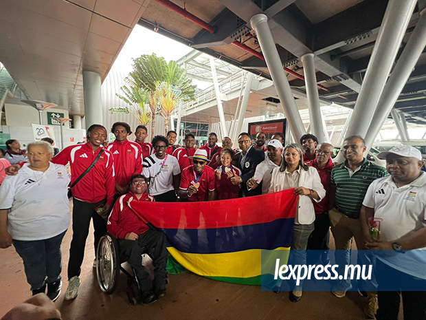 Les premiers membres de la délégation mauricienne de retour des Jeux du Commonwealth de Glasgow ont été accueillis chaleureusement par leurs proches, le Comité olympique mauricien et les représentants du ministère des