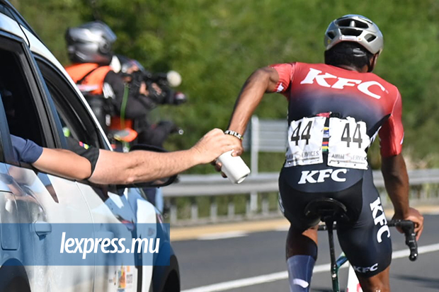 ■ Juliano Ndriamanampy se faisant ravitailler par son directeur sportif Jean-Philippe Lagane.