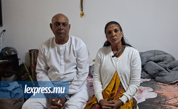 Le père de la victime, Bhagwaandas Greedhur, et sa mère, Jaymala Greedhur, dévastés après le décès de leur fils.