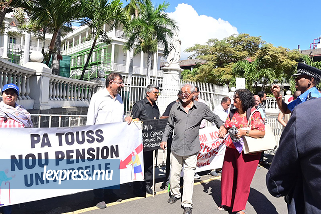 Manifestation devant le Parlement (1)