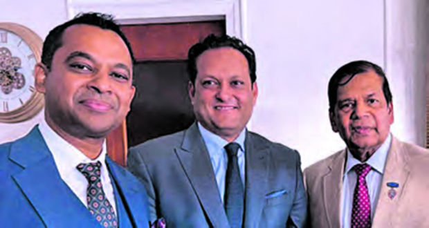 ■ Veemal Gungadin et Sarat Lallah, CEO et «chairman» de Mauritius Telecom, entourant le «junior minister» hier.