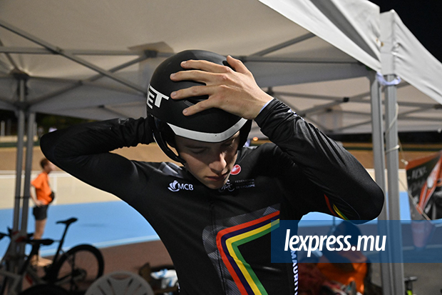 Tristan Hardy fixe bien son casque