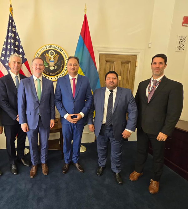 ■ Le ministre Aadil Ameer Meea (au centre), en compagnie de Jamieson Greer, l’USTR, et de son équipe aux États-Unis.
