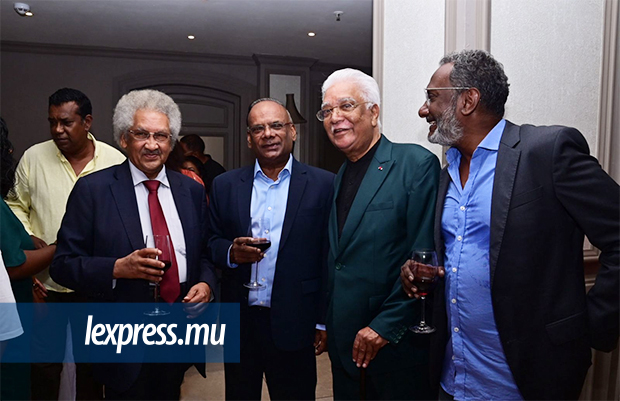 ■ Le lancement du livre a coïncidé mardi avec l’anniversaire de Rama Sithanen, ici en compagnie d’Amédée Darga, Jean Claude de l’Estrac et Nad Sivaramen, directeur des publications de LSL..jpg