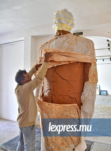 Après avoir longuement expliqué qu’il doit respecter les clauses de confidentialité du ministère des Arts, Devanand Bungshee accepte de dévoiler le moule en argile et plâtre de Paris de la statue de SAJ.'.jpg
