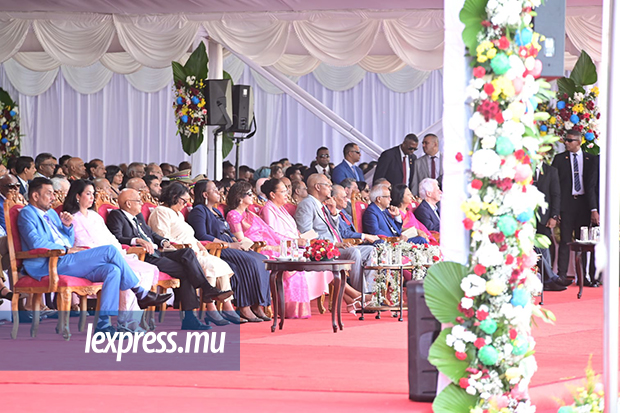 ■ Les invités d’ici et dailleurs attentifs au programme du 58e anniversaire de l’Indépendance de la nation arc-en-ciel..jpeg